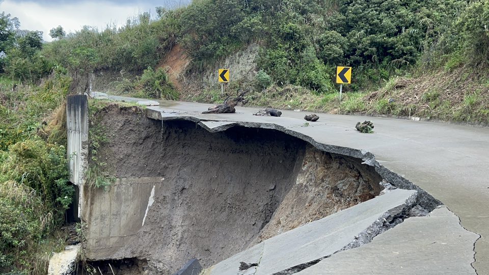 Socavón interrumpe tránsito en carretera Paute-Guarumales-Méndez