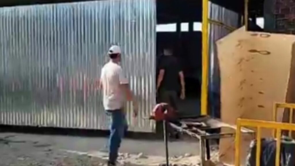 Sujetos armados irrumpieron en un taller mecánico de Babahoyo, Los Ríos, y terminaron con la vida de una mujer. (Captura de pantalla ND).