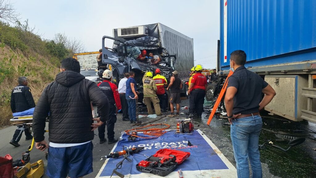 Tres heridos tras fuerte accidente de tránsito entre un camión y un tráiler en la vía la Pila-Jipijapa