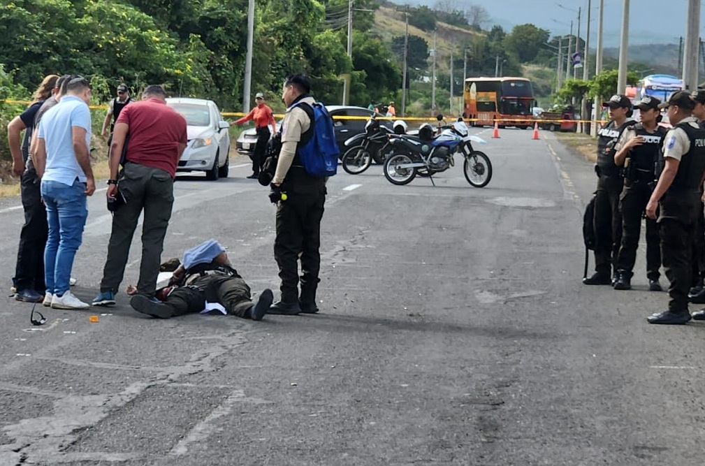 Un cabo primero de la Policía Nacional, identificado como Cristhian Paúl Chávez, fue asesinado la mañana de este miércoles 2 de julio en la vía Portoviejo–Montecristi.