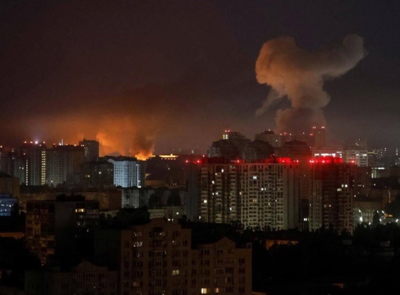 Un edificio residencial de cinco pisos en la ciudad de Alioshki, región de Jersón, se derrumbó tras un ataque aéreo ucraniano.