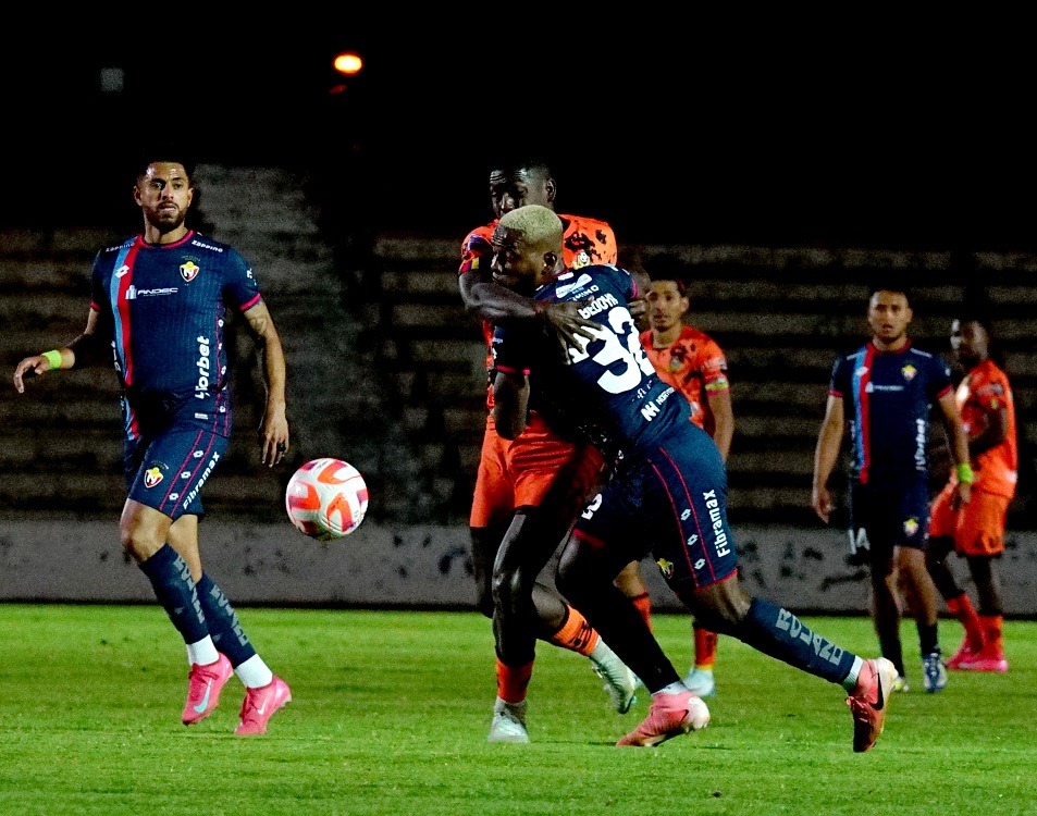 Un emocionante encuentro, en el que hubo cuatro goles, disputaron El Nacional y Libertad FC en el estadio La Cocha de Latacunga.