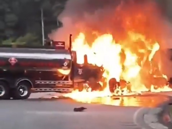 Un grave accidente de tránsito entre un tráiler y un tanquero de combustibles dejó un fallecido y provocó un incendio vehicular.