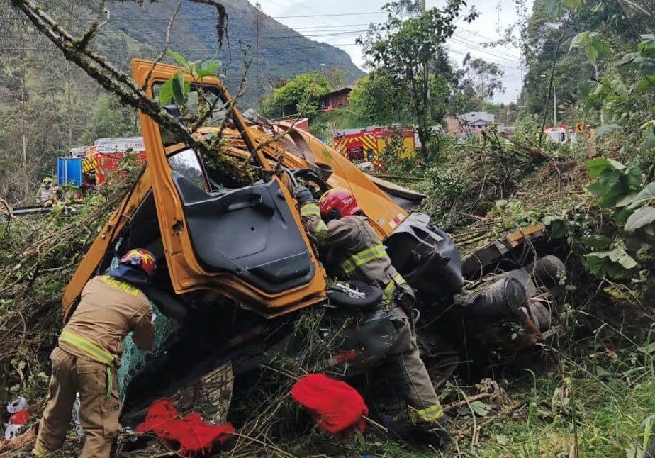 Un hombre falleció la mañana de este lunes 14 de julio tras la caída de un camión por una pendiente.