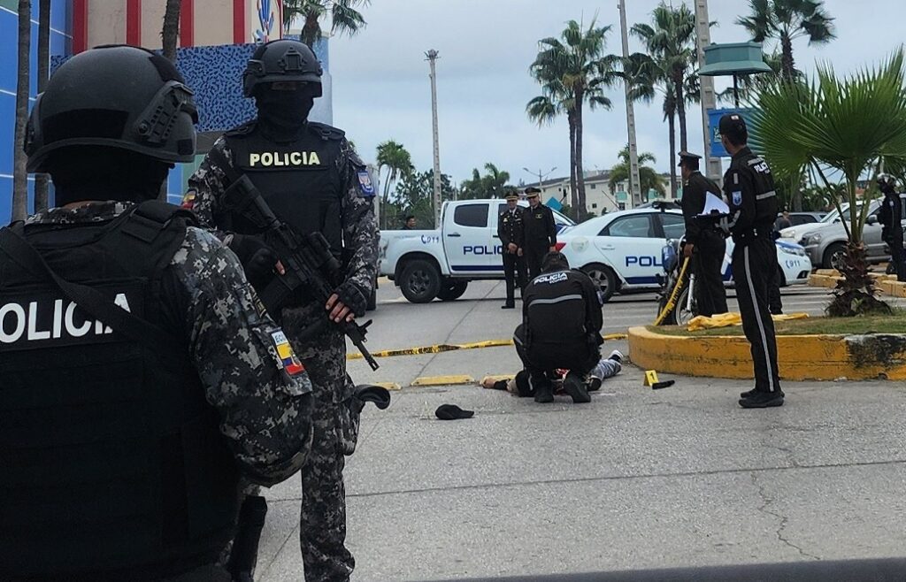 Un hombre murió a tiros al mediodía de este martes, 8 de julio, en el estacionamiento de un centro comercial ubicado en el cantón La Libertad,
