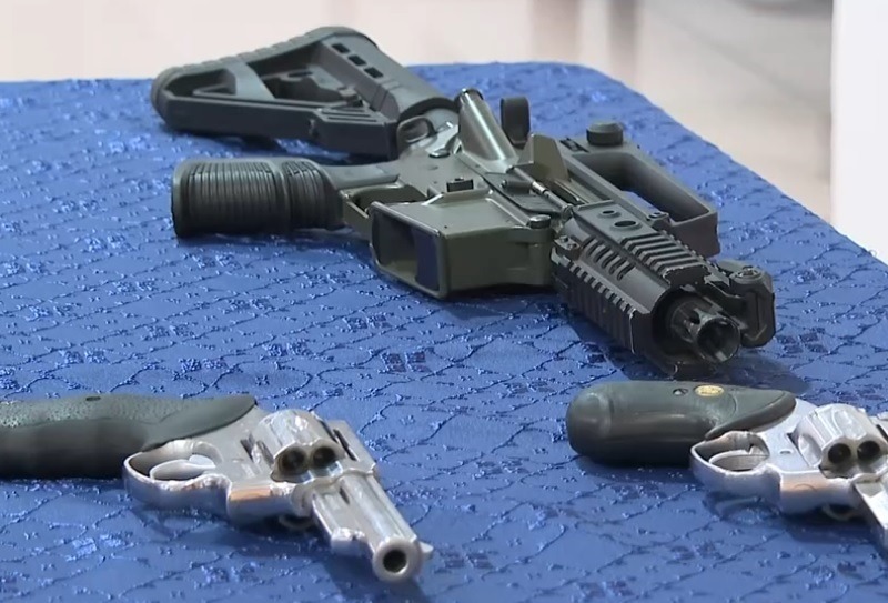 Un operativo conjunto entre la Policía Nacional y las Fuerzas Armadas permitió el decomiso de un arsenal en un patio de carros
