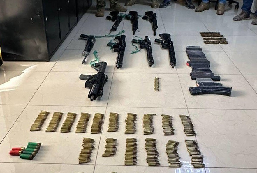 Un operativo entre la Policía y las Fuerzas Armadas permitió la incautación de seis fusiles, un subfusil, una carabina y más de 600 balas. T