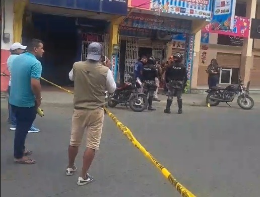 Un transeúnte resultó herido tras un ataque armado registrado la mañana de este lunes 21 de julio en plena zona comercial de Portoviejo.