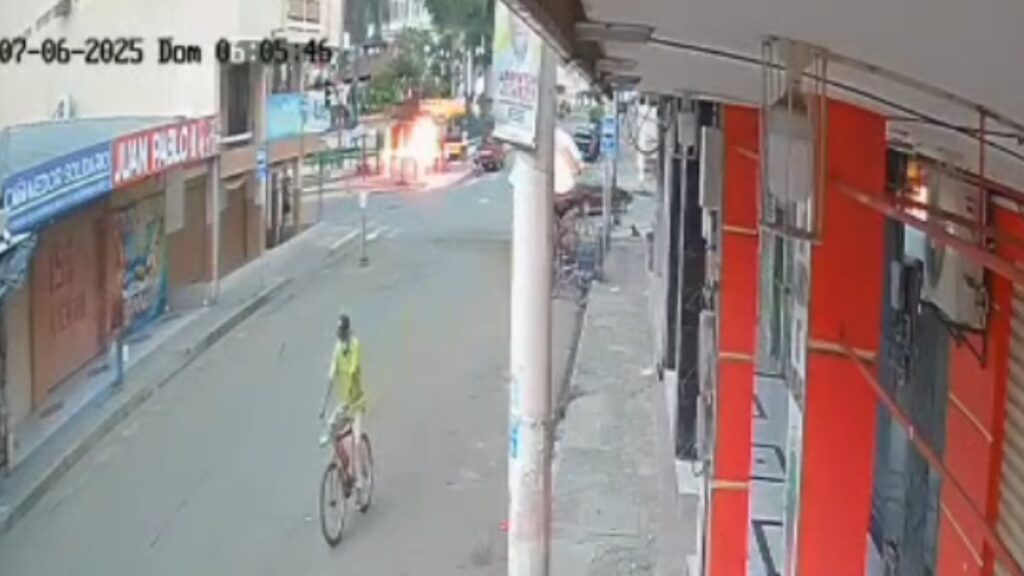 Una cámara grabó la explosión registrada en un negocio del centro del cantón Santa Ana, provincia de Manabí. (Captura de video).