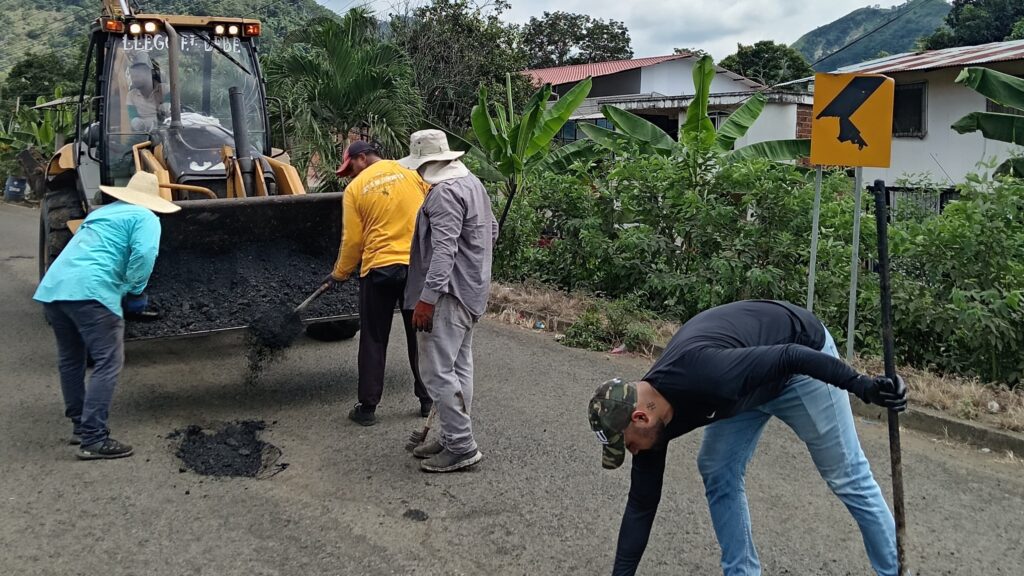 Unos tres mil dólares gestionados por habitantes de Ayacucho, se invirtieron en el mejoramiento de un tramo de la vía.
