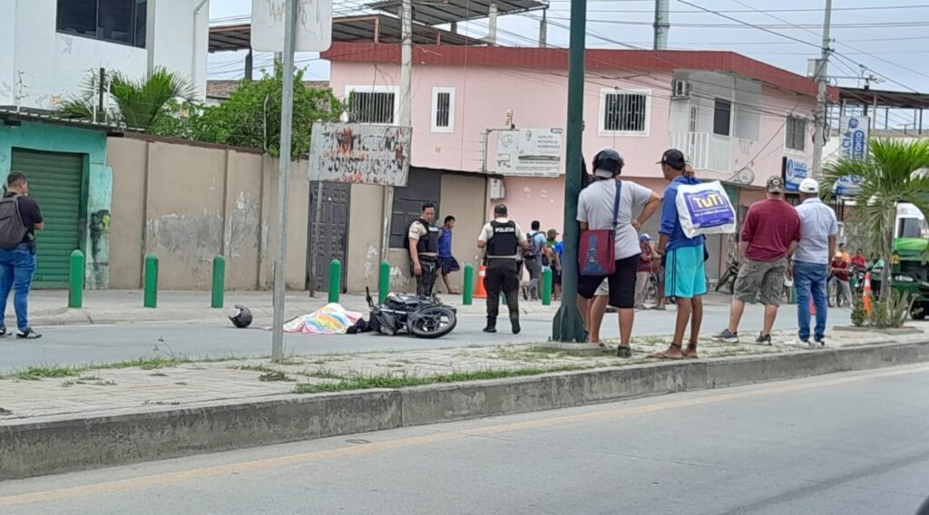 Varias personas se aglomeraron cerca de los cuerpos para tratar de identificarlos.