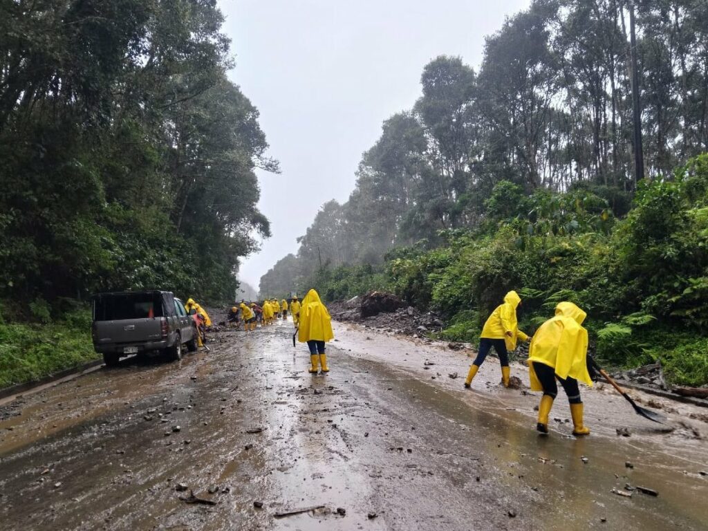Vía Macas-Riobamba parcialmente habilitada tras deslizamientos