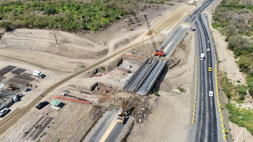 Vista aérea del sitio, donde se observa el desmontaje de los puentes y la variante habilitada con dirección a Jipijapa.