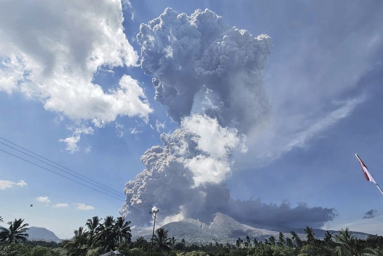 Volcán en Indonesia erupciona y cancela decenas de vuelos