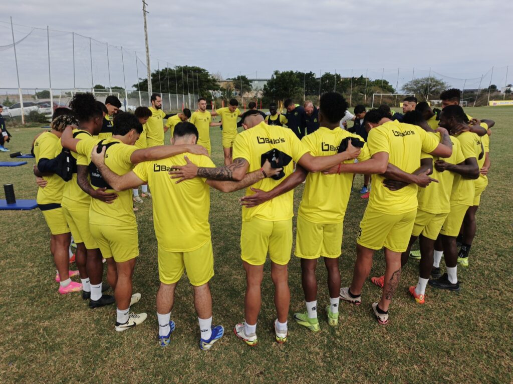 Jugadores de Delfín reunidos previo al inicio de un entrenamiento.