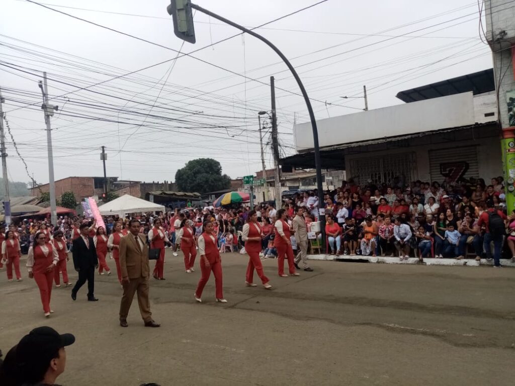 Chone celebró sus 131 años con un desfile lleno de color, música y tradición