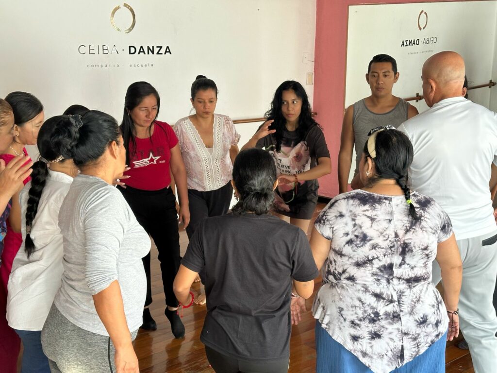 Magaly Llumipanta lideró el taller de danza movimiento terapia, que culminó el viernes 25 de julio. FOTO: La Marea.
