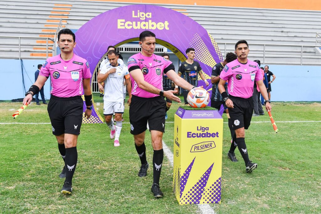 Árbitros de la Liga Pro.