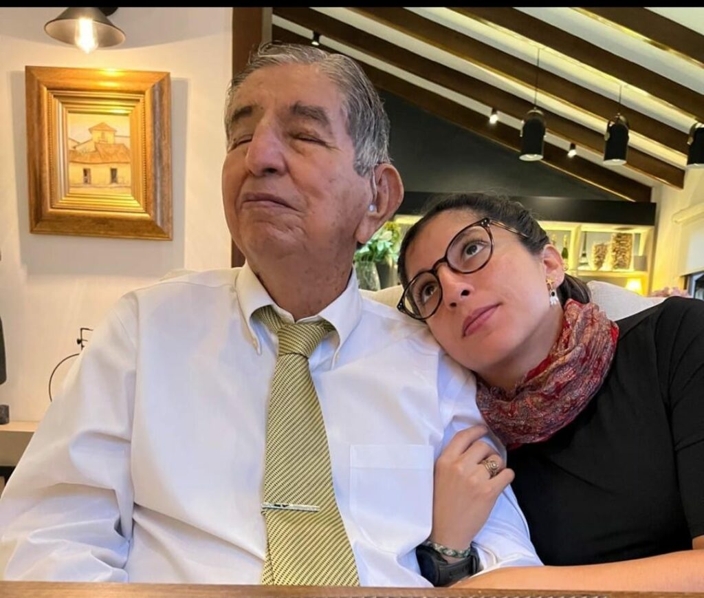 Silvana Delgado Andrade, quien se encuentra de vacaciones en Ecuador, en una foto junto a su abuelo César Delgado Otero.