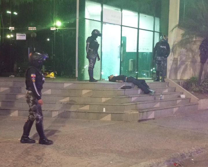 El crimen de Luis Antonio Farfán ocurrió la noche del domingo en la avenida Malecón de Manta.