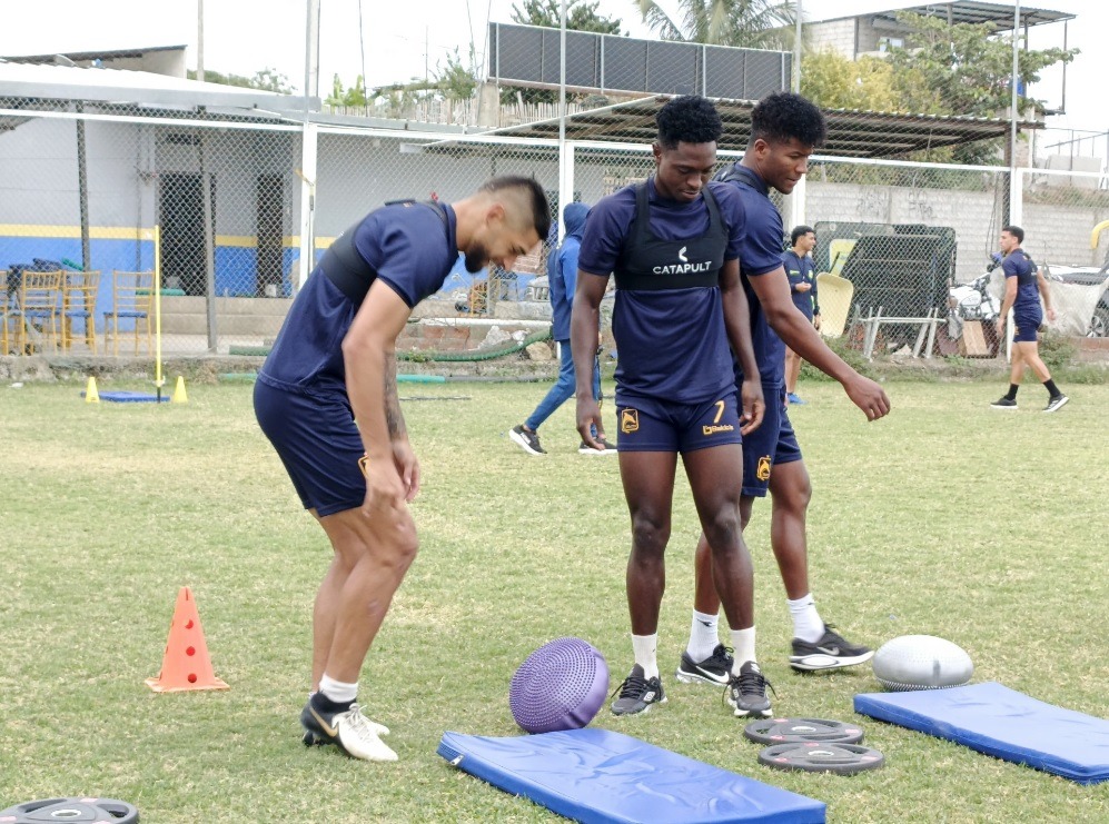 Jugadores de Delfín SC durante un entrenamiento.