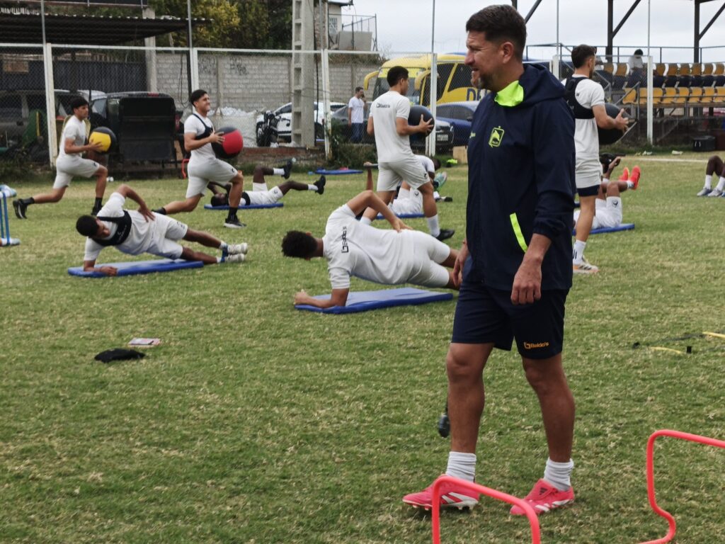 Patricio Urrutia, técnico de Delfín SC durante un entrenamiento.