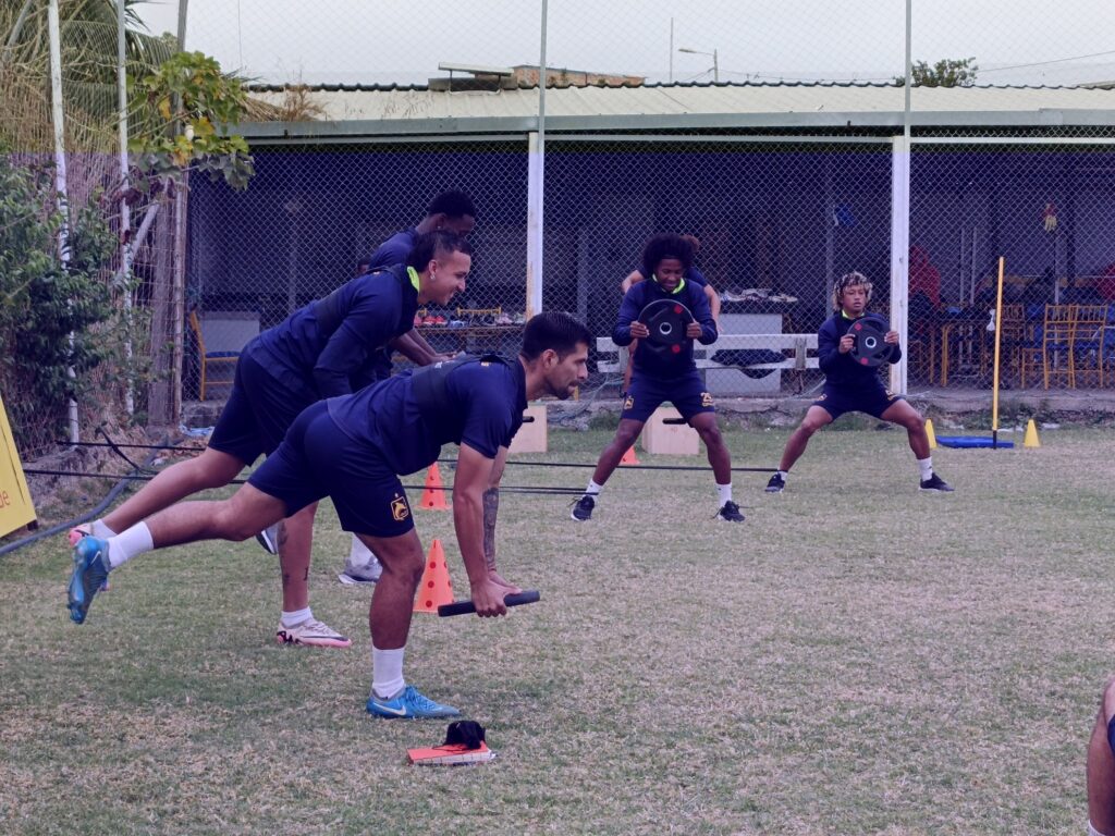Jugadores de Delfín SC en un entrenamiento.