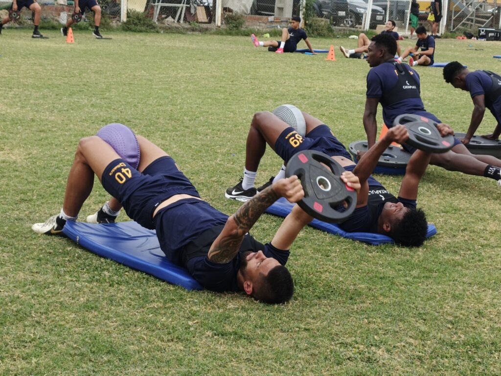 Jugadores de Delfín SC en un entrenamiento.