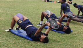 Jugadores de Delfín SC en un entrenamiento.