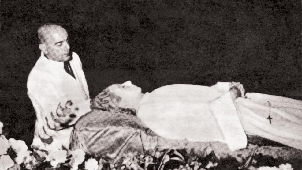 El cuerpo de Eva Perón fue embalsamado después de su muerte el 26 de julio de 1952. El proceso de embalsamamiento fue realizado por el médico Pedro Ara. 