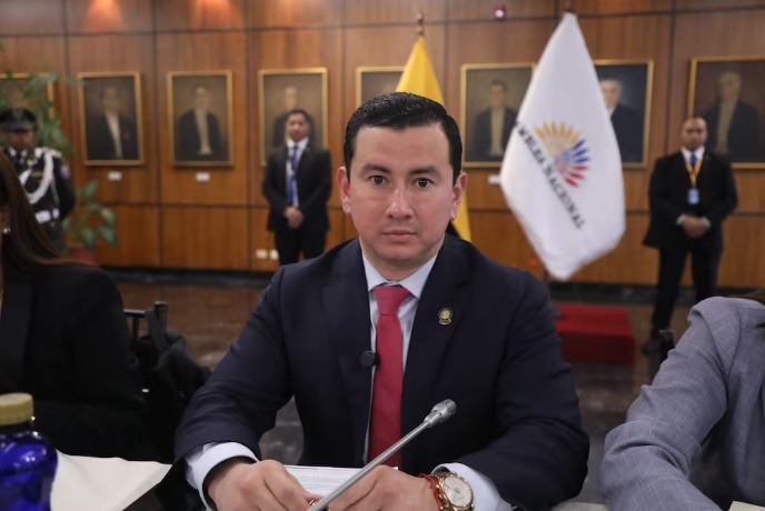 Bancada oficialista defiende a Ferdinan Álvarez tras acusaciones de prófugo en caso de corrupción hospitalaria.