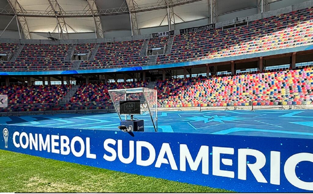El monitor del VAR será movido al lado opuesto de los bancos de suplentes en los estadios. FOTO: Conmebol.