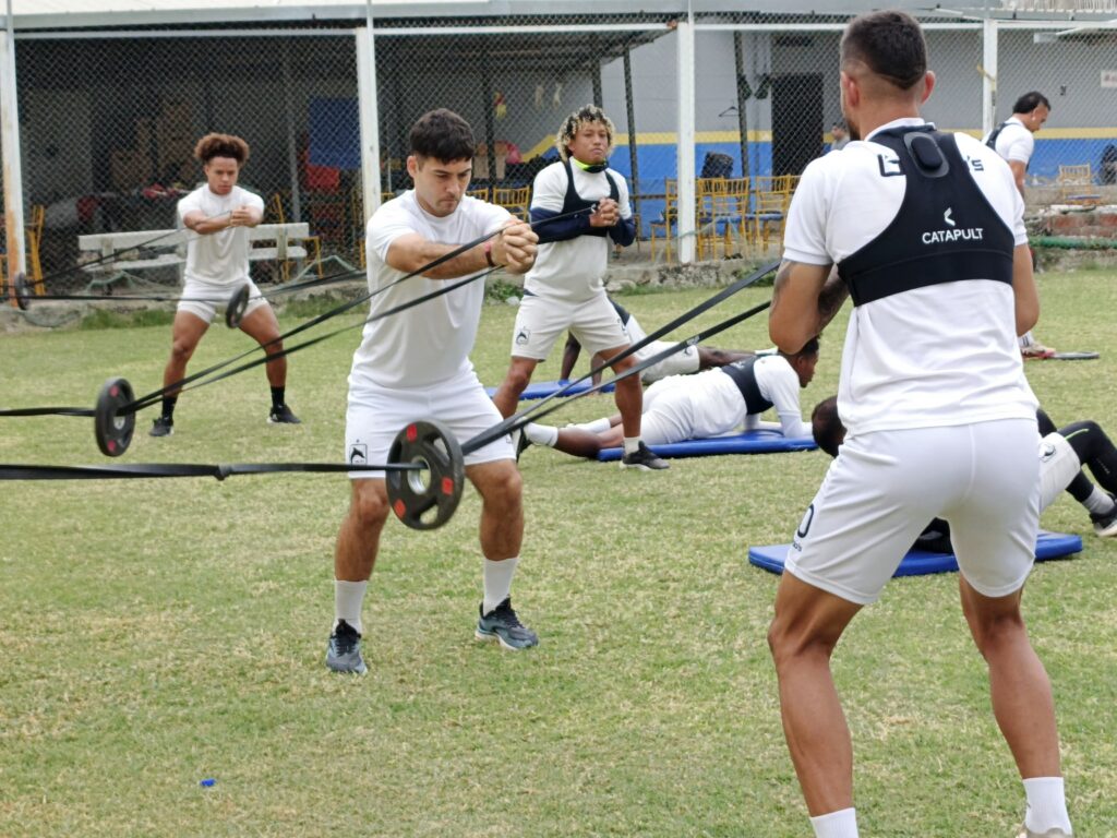 Jugadores del Delfín se alistan para la Copa Ecuador.