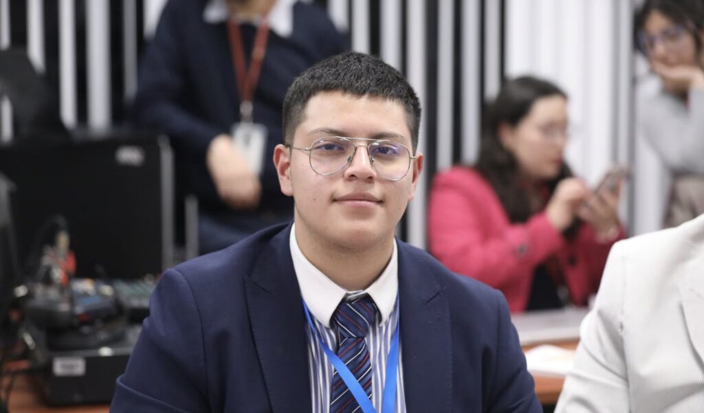 Dominique Serrano regresa a la Asamblea tras suspensión por dibujar en sesión.