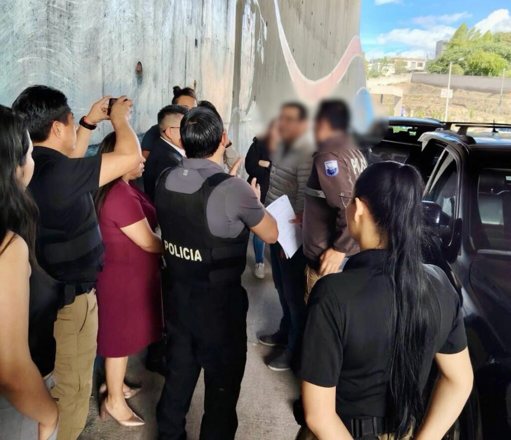 La detención de Santiago Díaz se dio en Quito, según imágenes difundidas por la Fiscalía. FOTO: @FiscaliaEcuador