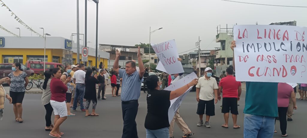 Habitantes de Los Esteros en Manta, bloquearon las principales calles para exigir la reparación de la estación de bombeo paralizada desde 2021