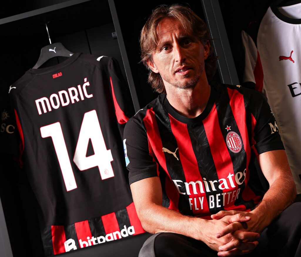 uka Modrić junto a la camiseta que usará en el Milan