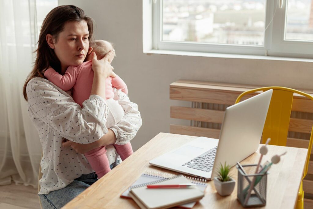 ¿Ser madre frena la carrera profesional? Un estudio revela por qué tantas mujeres dejan de trabajar tras tener hijos