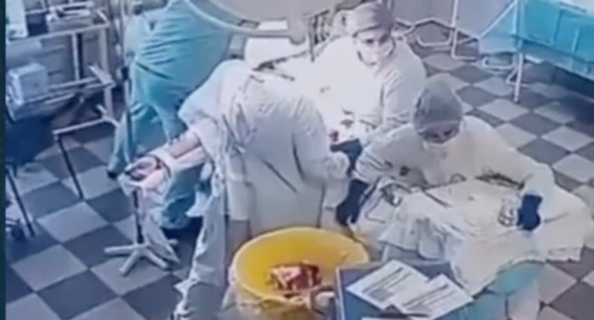 Equipo médico mantiene la calma y protege a paciente durante fuerte terremoto en Rusia