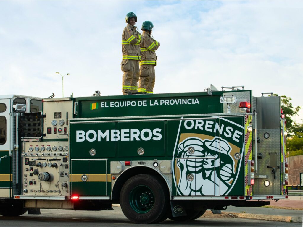 Orense entrega motobomba al Cuerpo de Bomberos y se alista para la LigaPro. FOTO: @Orense_SC.