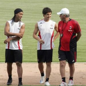 Pato junto a Ronaldinho (i) y el entrenador Carlo Ancelotti en el AC MIlan.