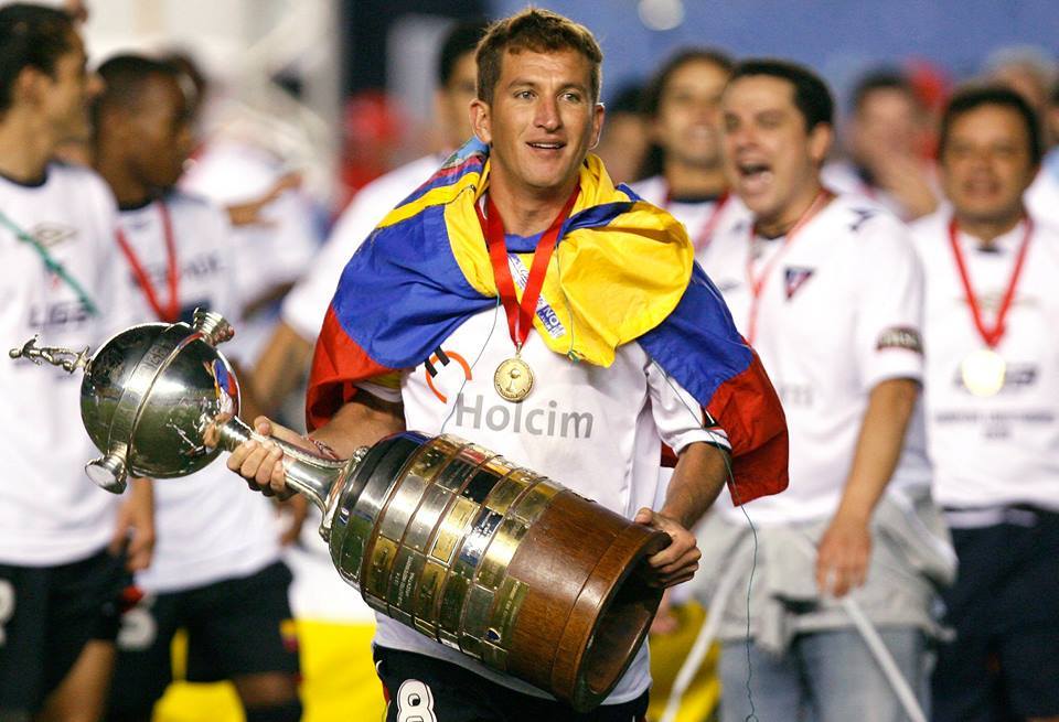 Patricio Urrutia, con el trofeo de la Copa Libertadores que ganó con Liga de Quito.