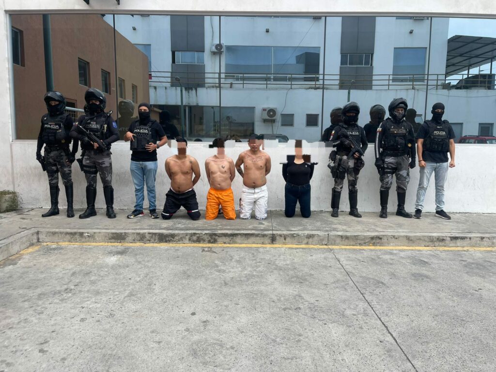 Una mujer detenida en Manta sería cómplice de hombres que se dedicaban a la extorsión desde una cárcel de Guayaquil.
