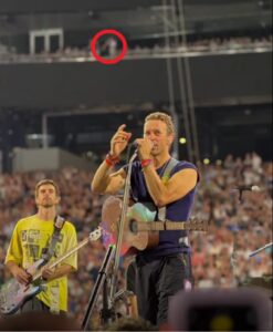 La pareja viral fue captada en uno de los palcos del show. FOTO: Captura de pantalla. 