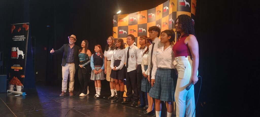 El Tercer Festival Provincial de Amorfinos comenzó sus eliminatorias en Manta, con más varios colegios y apoyo institucional.