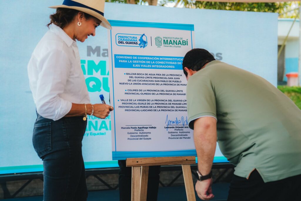 Convenio impulsa nuevos corredores viales entre Guayas y Manabí.