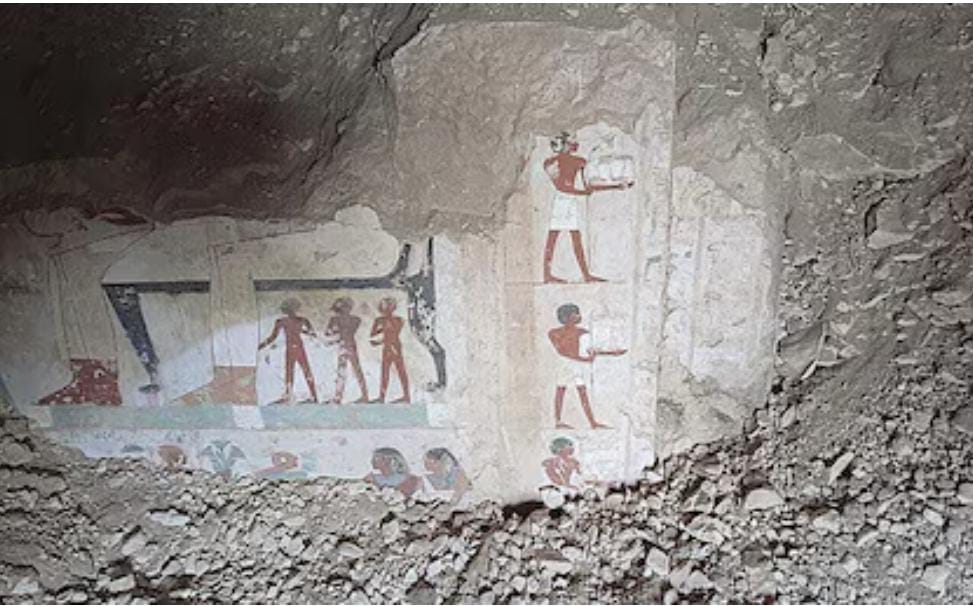 Arqueólogos egipcios desentierran tumbas milenarias cerca del Valle de los Reyes.