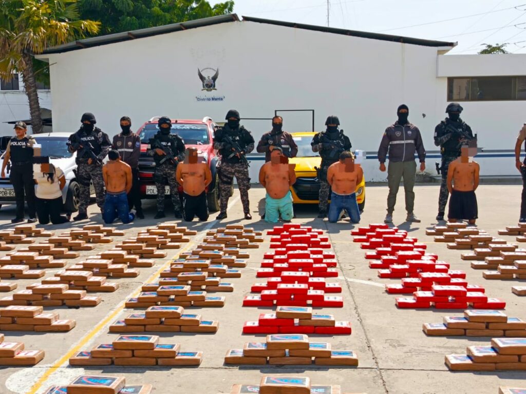 Los detenidos con el cargamento de cocaína fueron puestos en manos de las autoridades.
