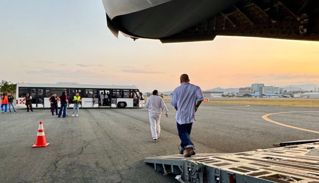 ¡Alerta Migratoria! Casi 4.000 ecuatorianos regresan en vuelo militar de EE. UU.