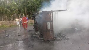 ¡Escaparon del fuego! Tres hombres se salvan de morir calcinados en accidente en El Carmen